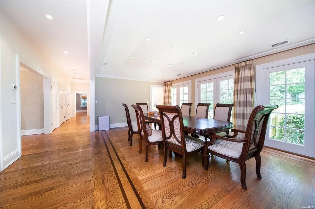 19 Briarfield Drive Great Neck NY 11020