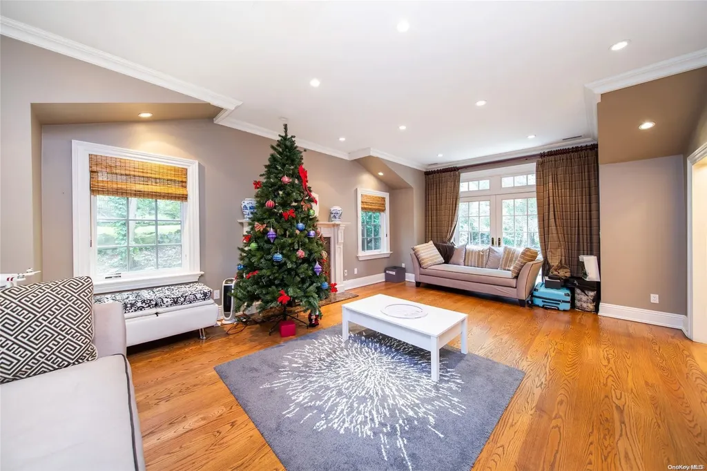 19 Briarfield Drive Great Neck NY 11020