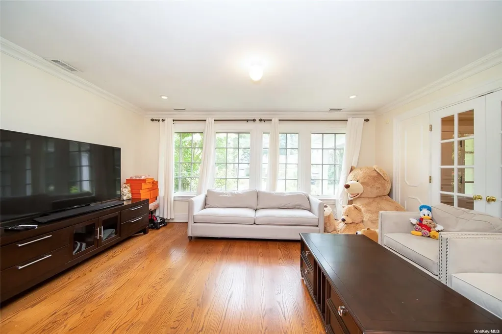 19 Briarfield Drive Great Neck NY 11020
