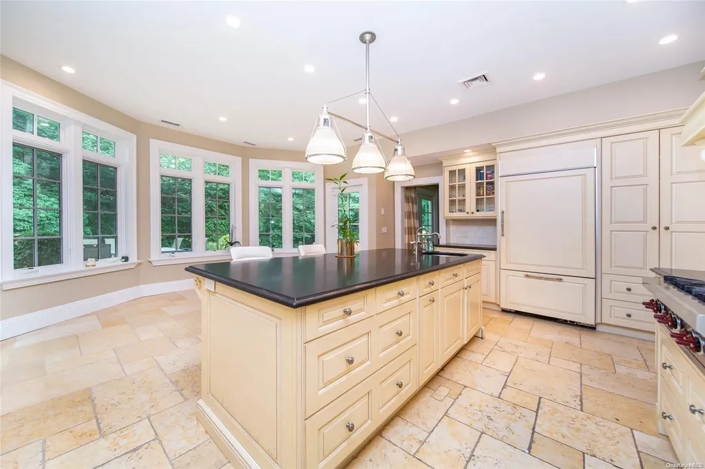 19 Briarfield Drive Great Neck NY 11020