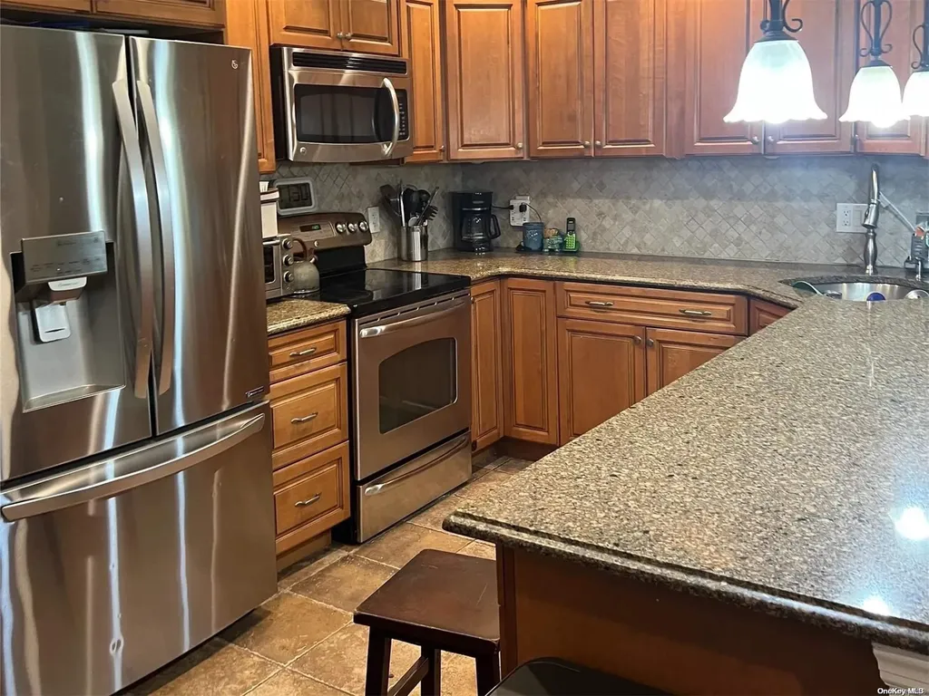 10 Marionette Walk Lindenhurst NY 11757