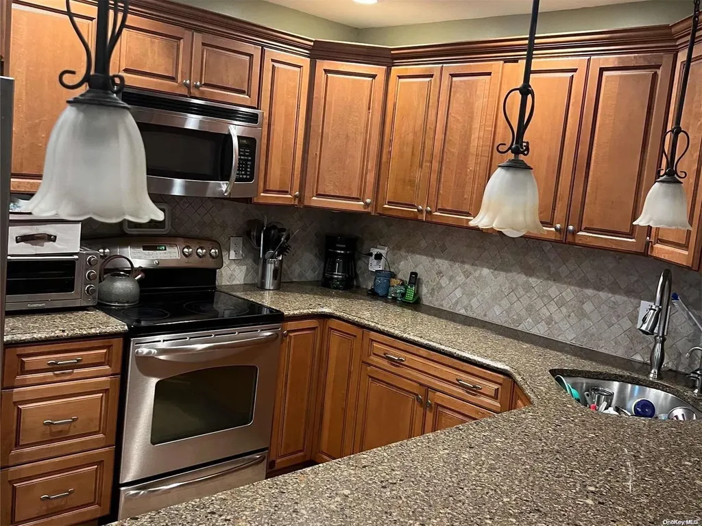 10 Marionette Walk Lindenhurst NY 11757