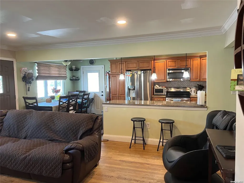 10 Marionette Walk Lindenhurst NY 11757