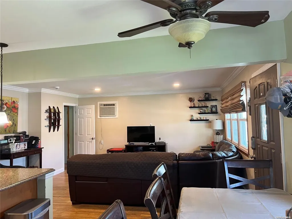 10 Marionette Walk Lindenhurst NY 11757