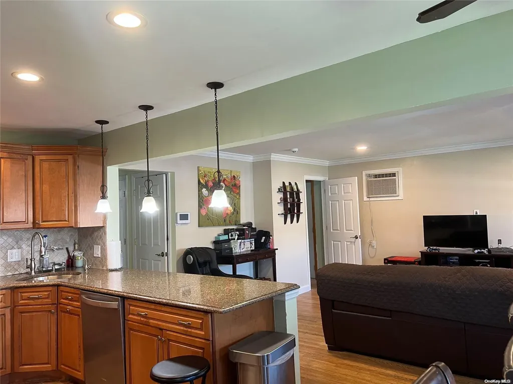 10 Marionette Walk Lindenhurst NY 11757