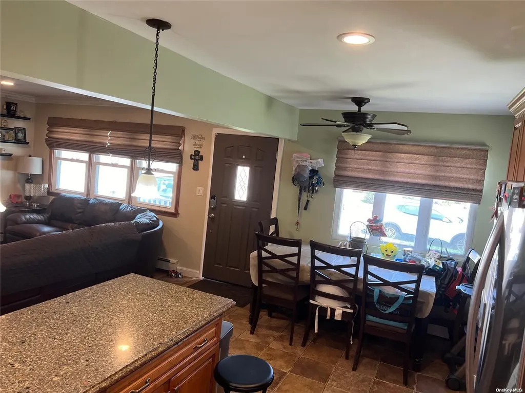 10 Marionette Walk Lindenhurst NY 11757