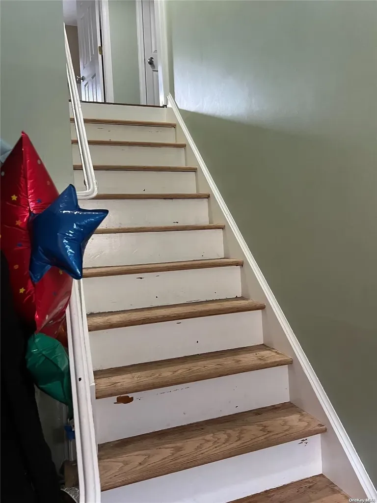 10 Marionette Walk Lindenhurst NY 11757