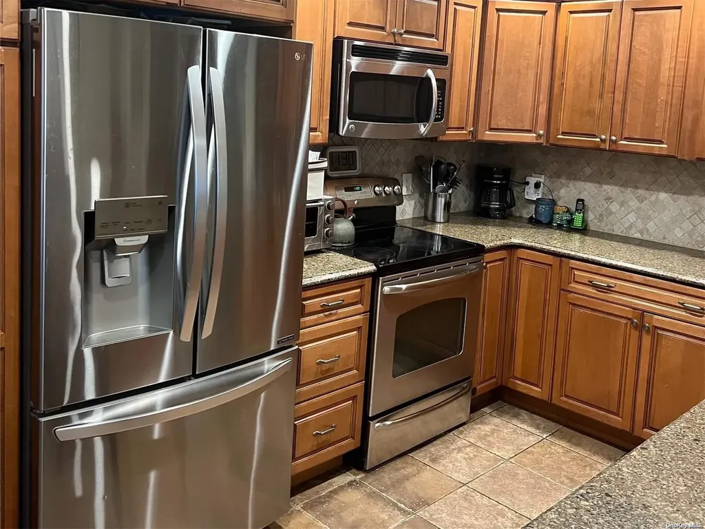 10 Marionette Walk Lindenhurst NY 11757