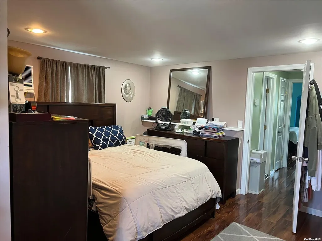 10 Marionette Walk Lindenhurst NY 11757