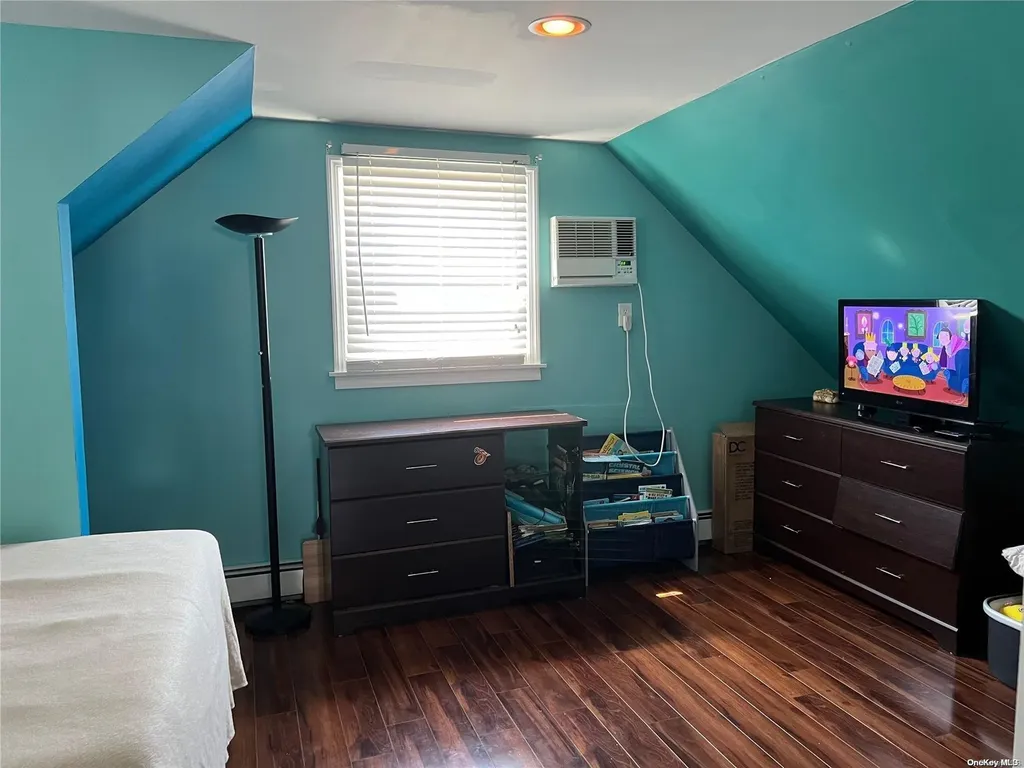 10 Marionette Walk Lindenhurst NY 11757