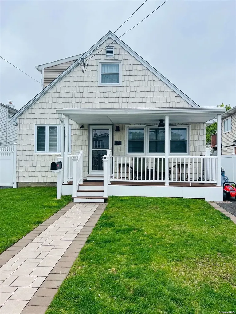 10 Marionette Walk Lindenhurst NY 11757