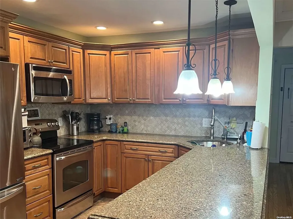 10 Marionette Walk Lindenhurst NY 11757
