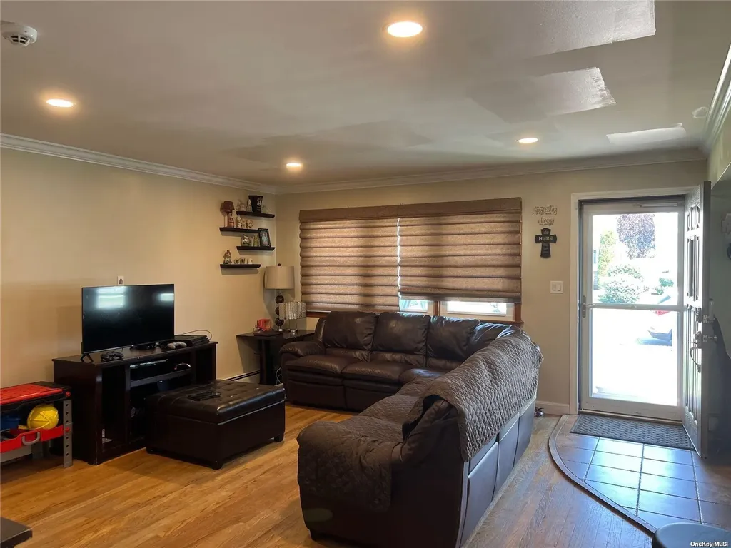 10 Marionette Walk Lindenhurst NY 11757
