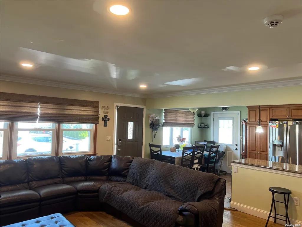10 Marionette Walk Lindenhurst NY 11757