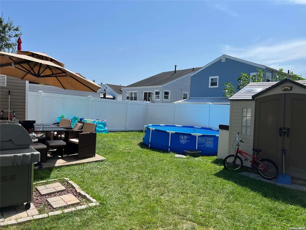 10 Marionette Walk Lindenhurst NY 11757
