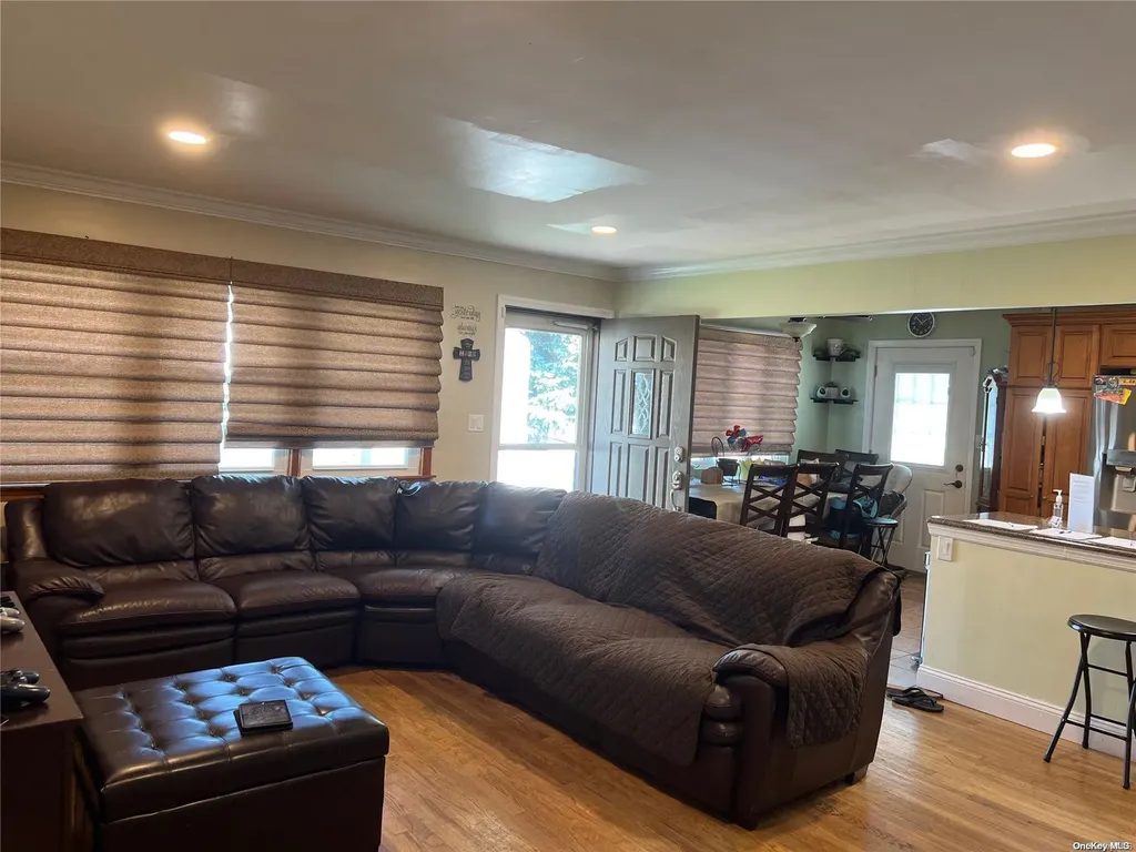10 Marionette Walk Lindenhurst NY 11757