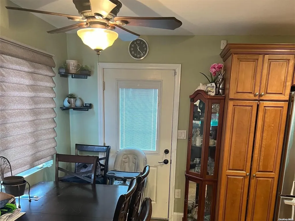 10 Marionette Walk Lindenhurst NY 11757