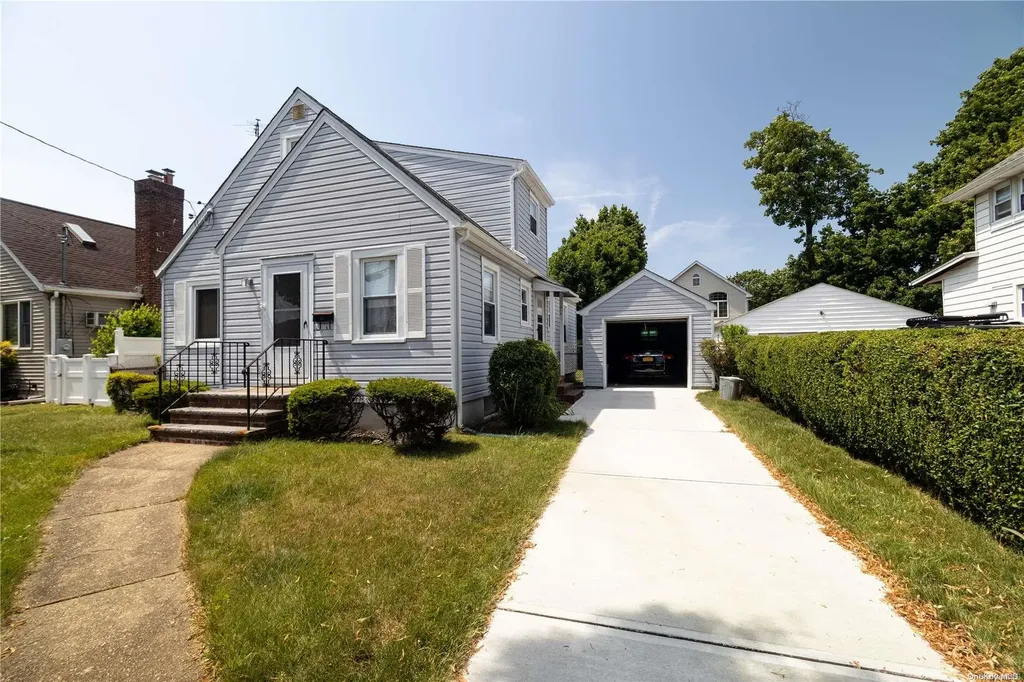 128 Mcclellan Avenue Mineola NY 11501