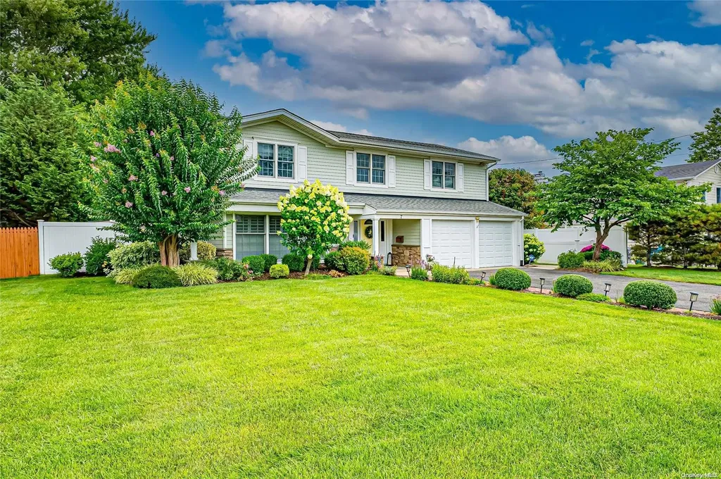 7 Gate Lane West Islip NY 11795