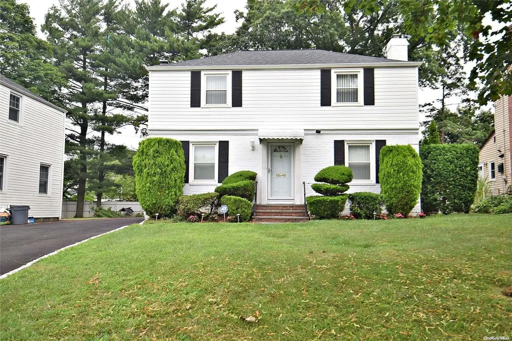 20 Wilwade Road Great Neck NY 11020