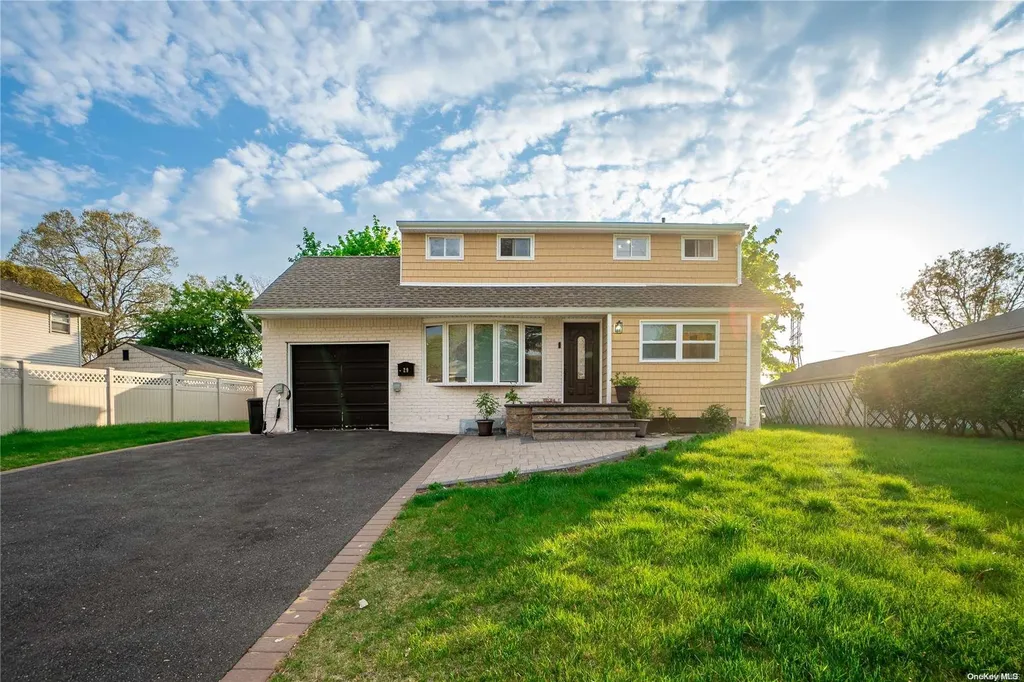 29 Fairlawn Lane Centereach NY 11720