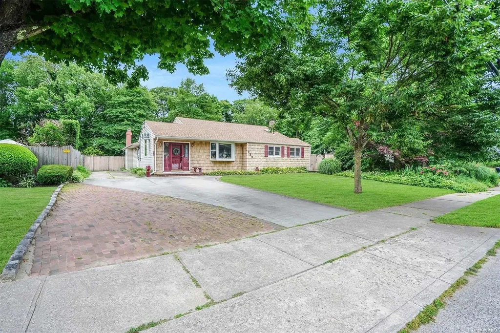 939 Gardiner Drive Bay Shore NY 11706