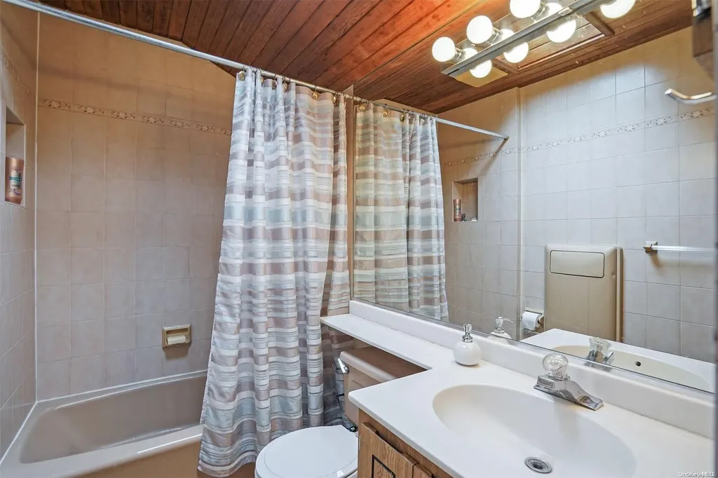 939 Gardiner Drive Bay Shore NY 11706