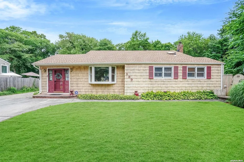 939 Gardiner Drive Bay Shore NY 11706