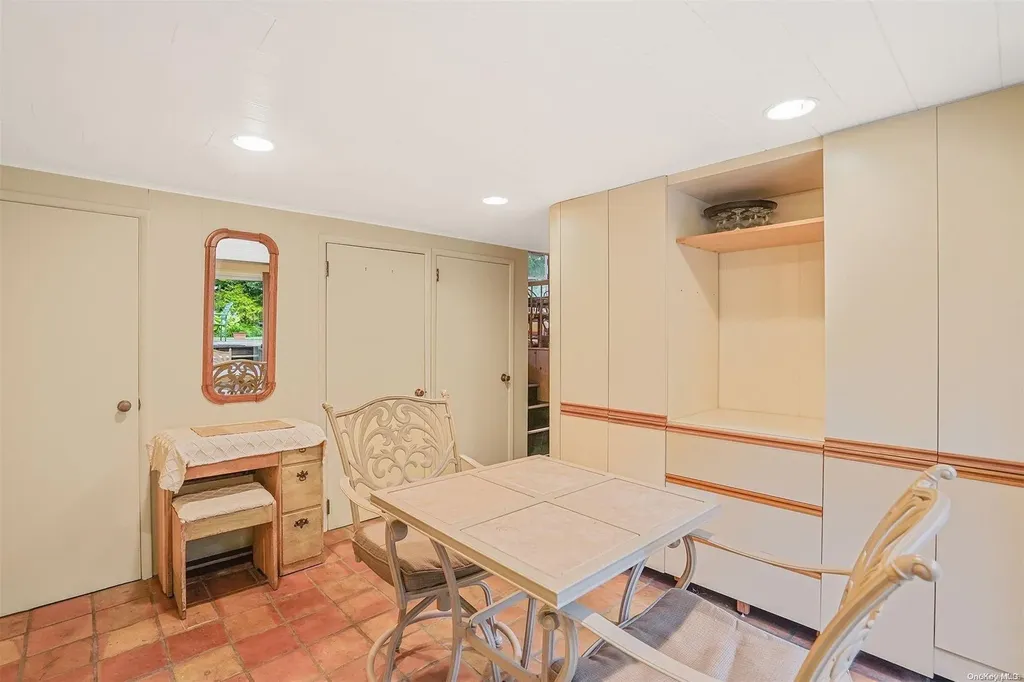 939 Gardiner Drive Bay Shore NY 11706