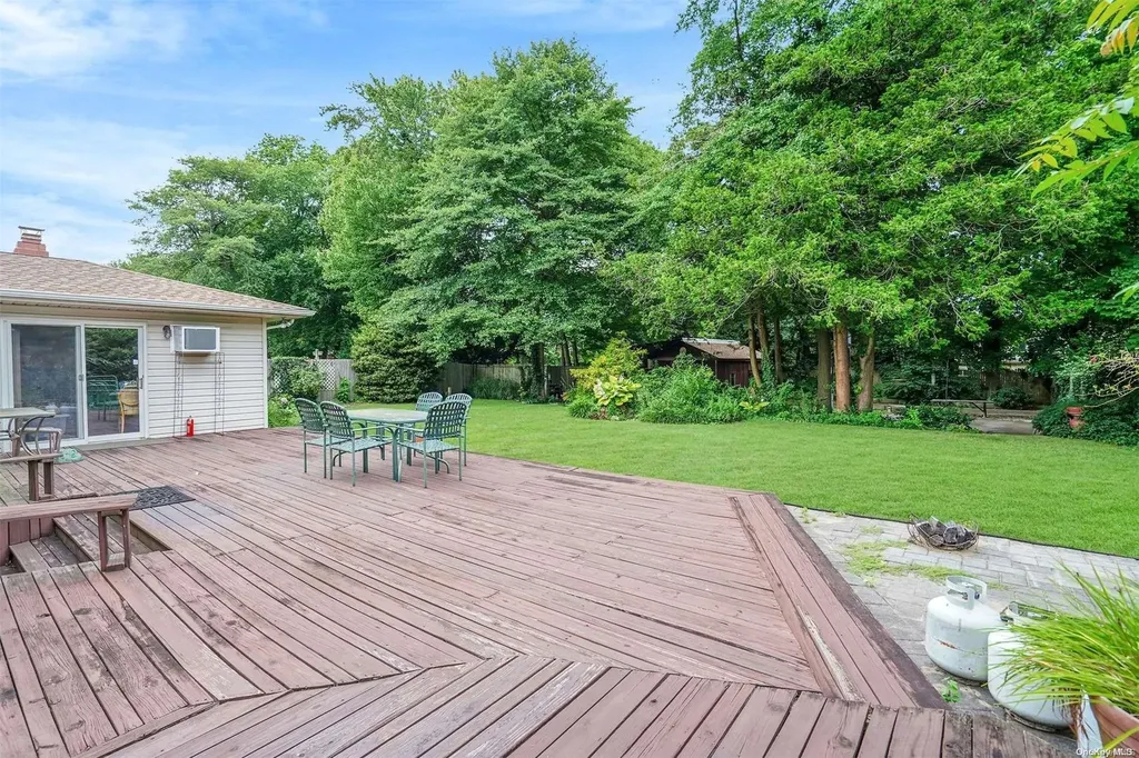 939 Gardiner Drive Bay Shore NY 11706