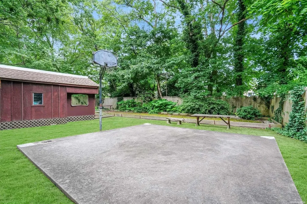 939 Gardiner Drive Bay Shore NY 11706