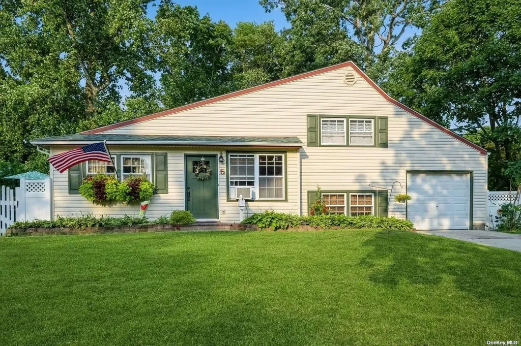 5 Wadsworth Place Smithtown NY 11787