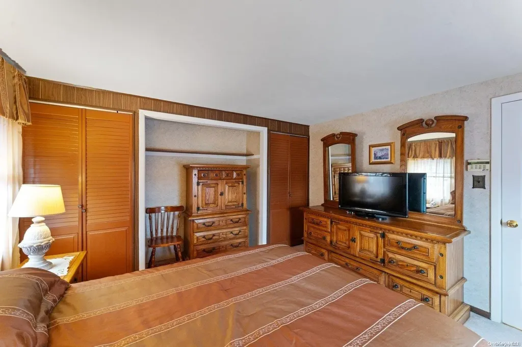 13 Spool Lane Levittown NY 11756
