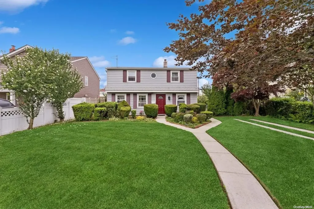 13 Spool Lane Levittown NY 11756