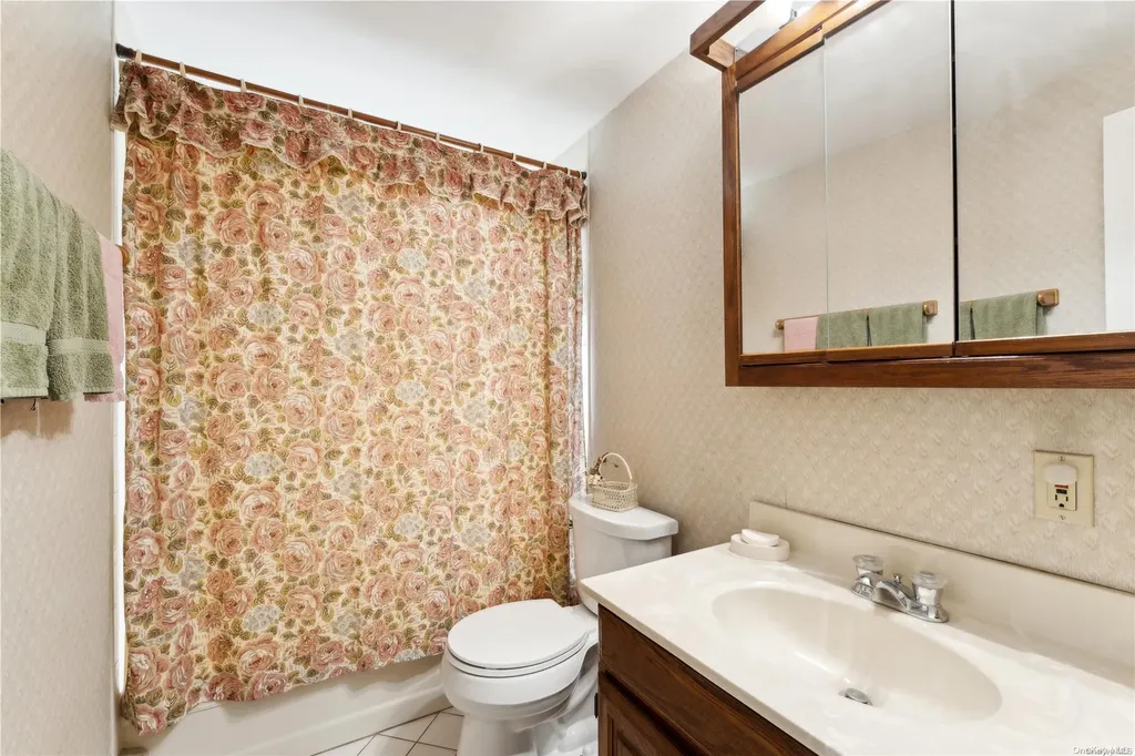 13 Spool Lane Levittown NY 11756