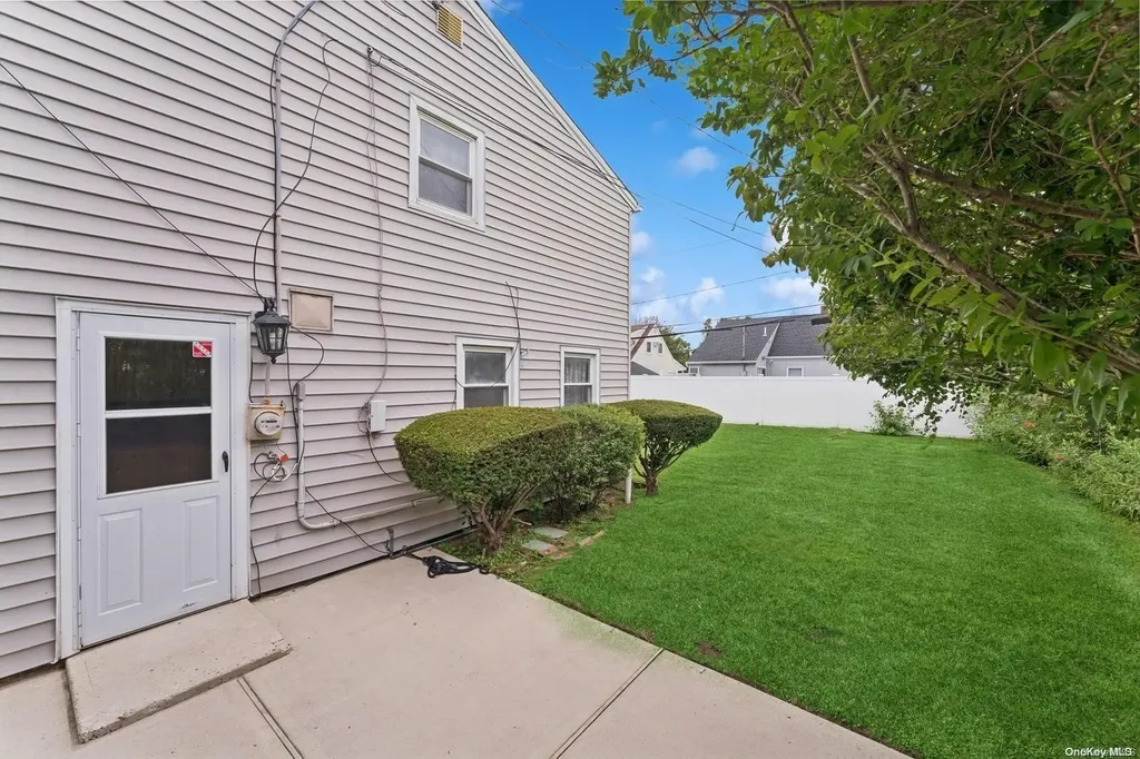 13 Spool Lane Levittown NY 11756