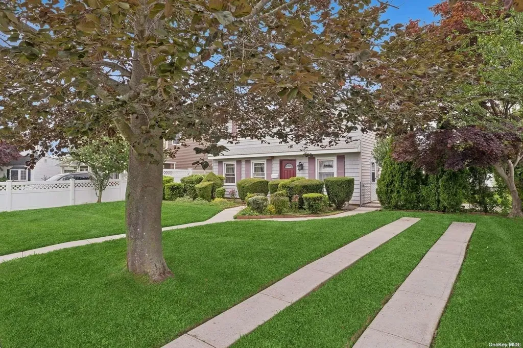 13 Spool Lane Levittown NY 11756