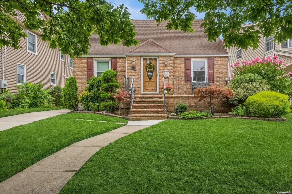 27 Avalon Road Hewlett NY 11557