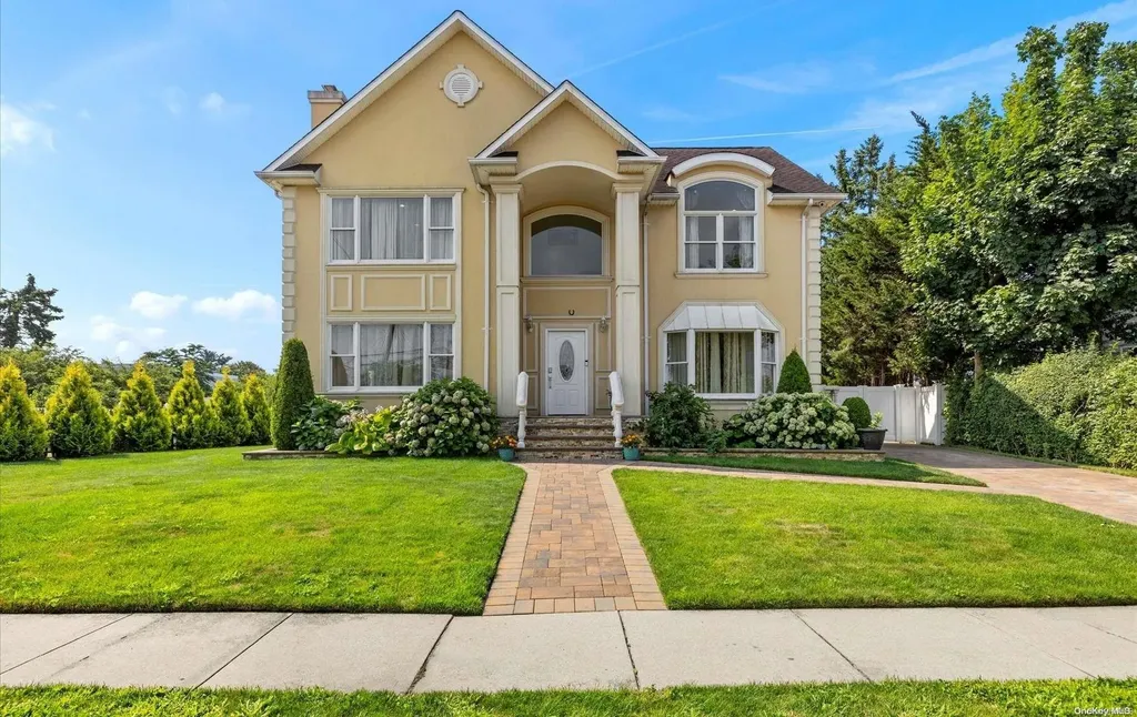 97 Hillside Lane Syosset NY 11791