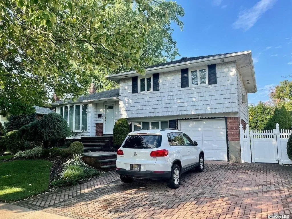 7 Alan Court Plainview NY 11803