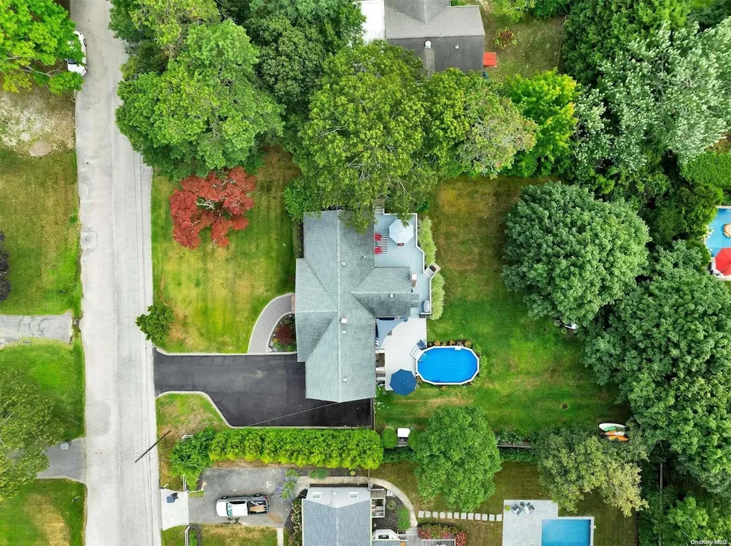 24 Huckleberry Lane Hampton Bays NY 11946
