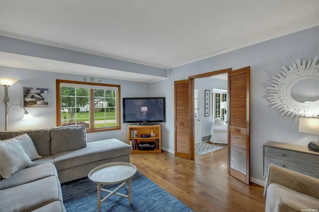 24 Huckleberry Lane Hampton Bays NY 11946