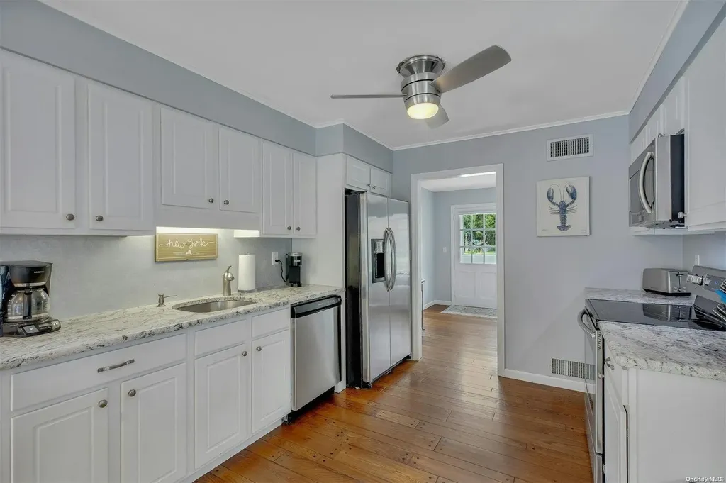 24 Huckleberry Lane Hampton Bays NY 11946
