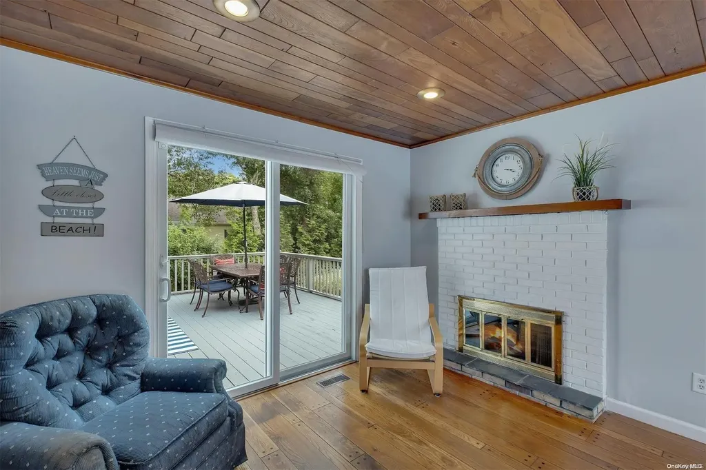 24 Huckleberry Lane Hampton Bays NY 11946