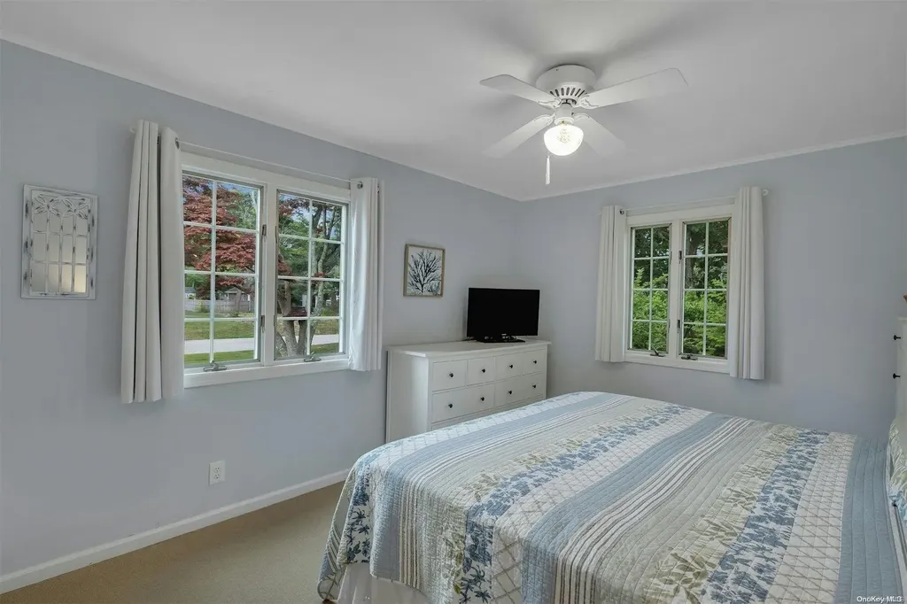 24 Huckleberry Lane Hampton Bays NY 11946