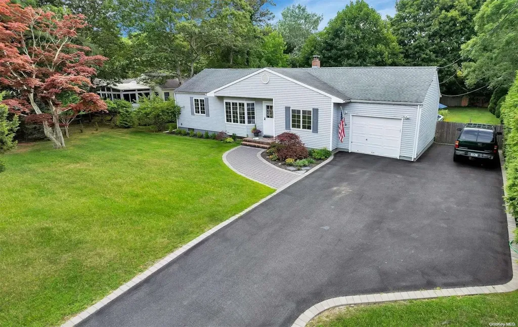 24 Huckleberry Lane Hampton Bays NY 11946