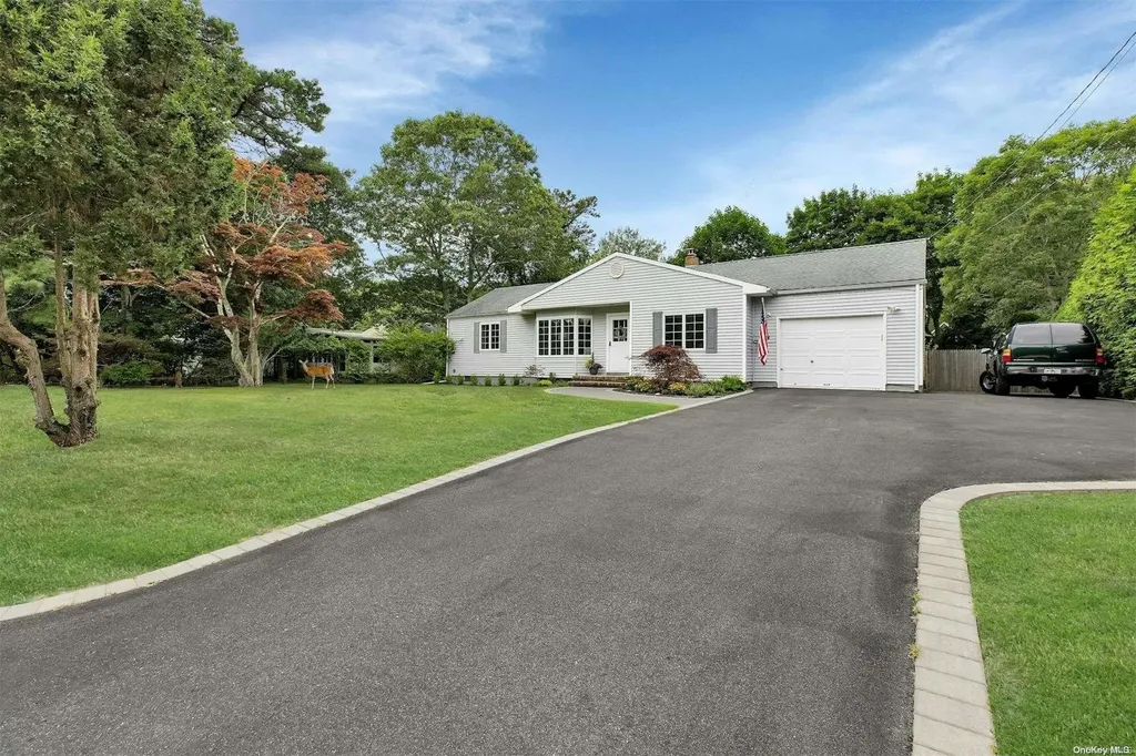 24 Huckleberry Lane Hampton Bays NY 11946