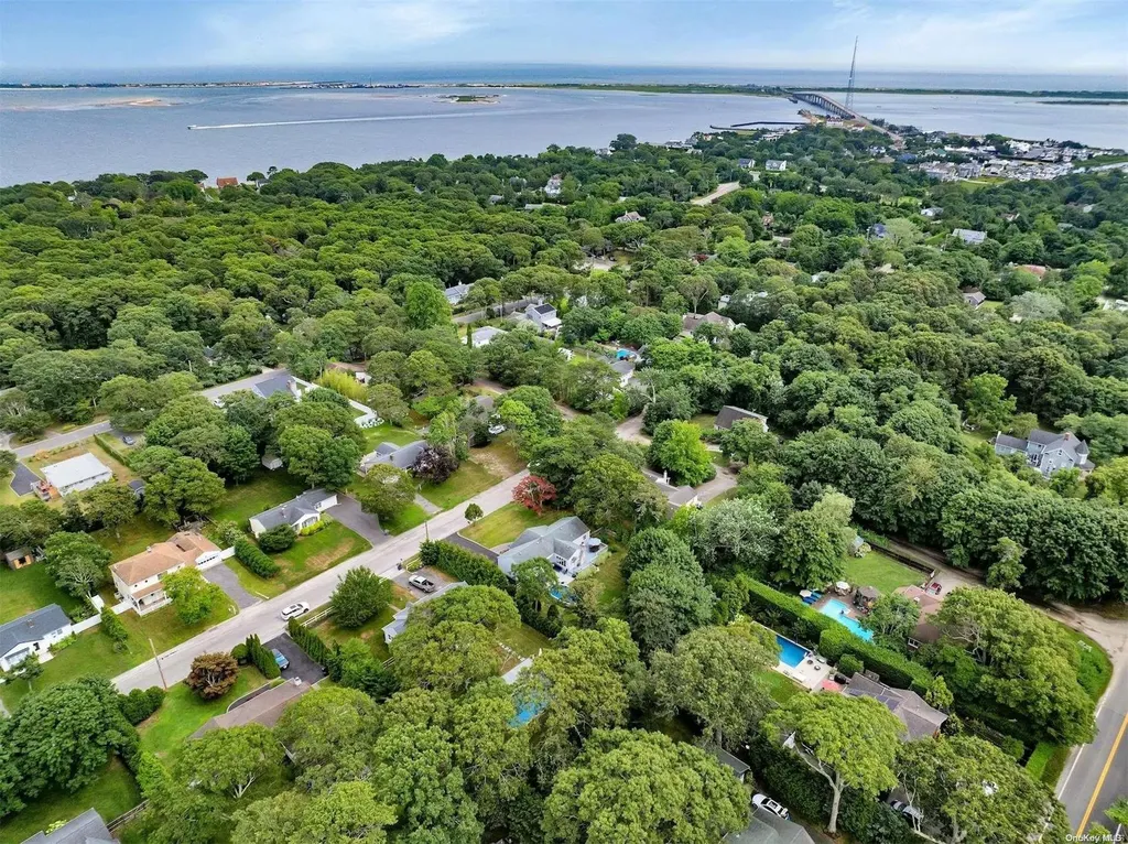 24 Huckleberry Lane Hampton Bays NY 11946