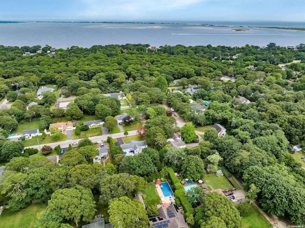 24 Huckleberry Lane Hampton Bays NY 11946