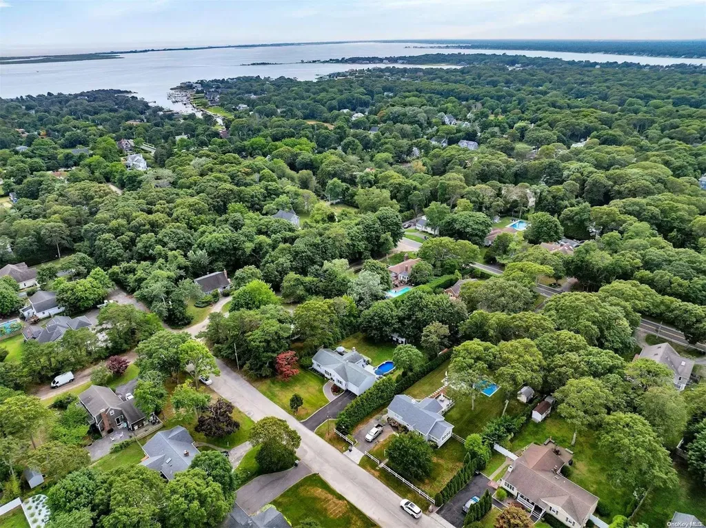 24 Huckleberry Lane Hampton Bays NY 11946